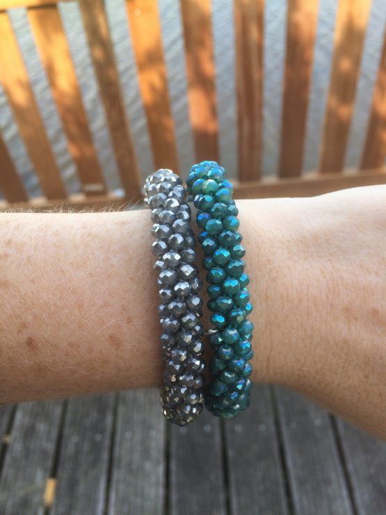 Mooie stretch armband met kleine kristallen, de armband is ook te gebruiken als haarelastiek, handig!