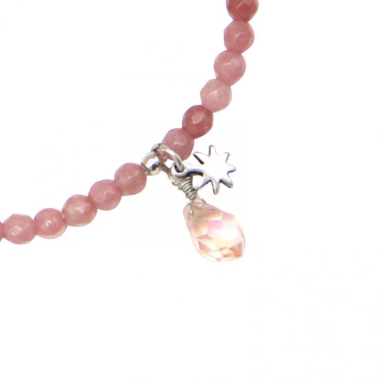 roze kralen armbandje met steentje en bedeltje