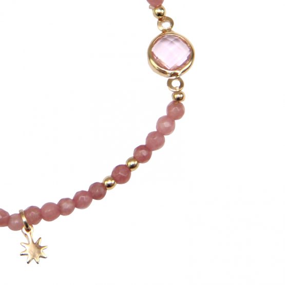 roze kralen armbandje met steentje en bedeltje