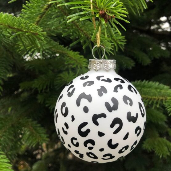 pimp je kerstballen met deze leuke panter stickers