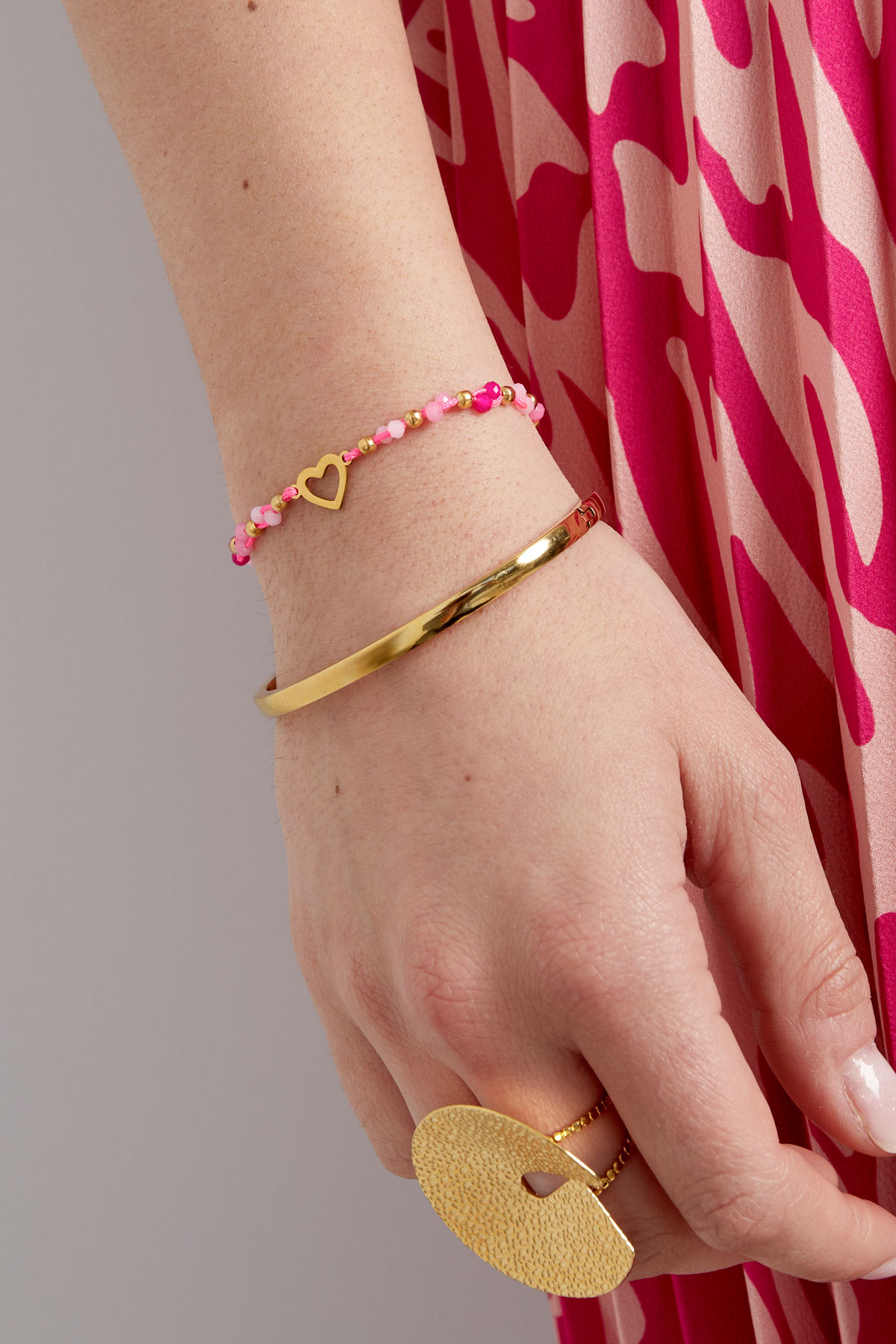 roze kralen armbandje met goud hartje